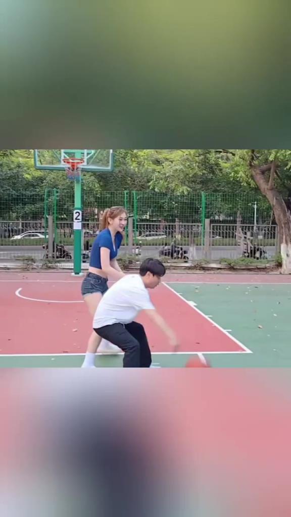 集夢會長背打一米8的女生，這是真打球啊！