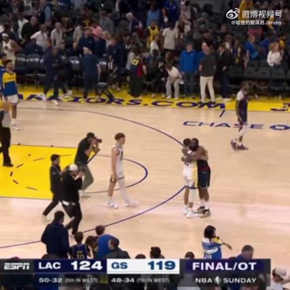 09雙雄傾盡全力！哈登和庫里賽后第一時間擁抱在一起