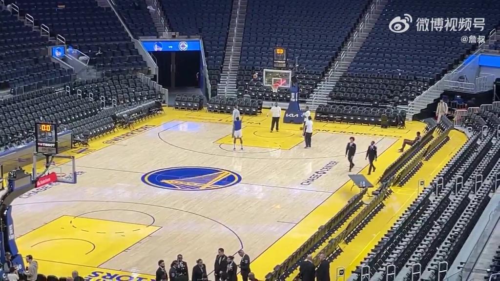 今天沒有得到出場機會！庫明加賽后還留在場地練習投籃