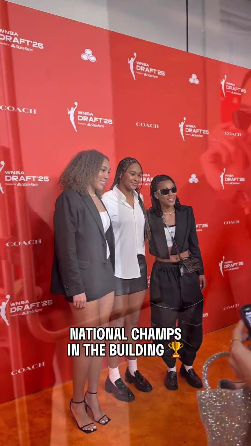 吧友們有喜歡的嗎？WNBA選秀大會上，到處都有靚麗的風(fēng)景線